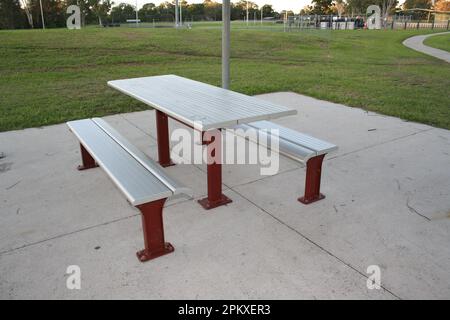 Table de pique-nique dans un parc Banque D'Images