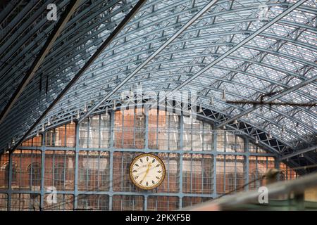 King's Cross St Pancras (également connu sous le nom de King's Cross & St Pancras International) est une station de métro de Londres sur Euston Road dans le Borough de Camden, dans le centre de Londres. Il dessert les principales stations de King's Cross et St Pancras dans la zone tarifaire 1, et est un échangeur entre six lignes de métro. La station a été l'une des premières à s'ouvrir sur le réseau. En 2021, il s'agit de la station la plus utilisée sur le réseau pour les entrées et sorties de passagers combinées. Banque D'Images