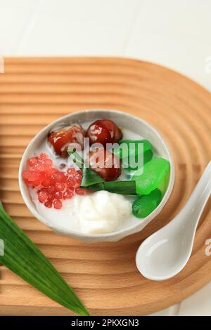 Un bol de Bubur Campur Madura ou Maduranese Mix porridge, avec divers ingrédients. Populaire en Indonésie pendant le jeûne ou Lebaran pour le petit déjeuner Takjil Banque D'Images