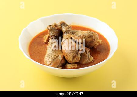 KARE Ayam (Gulai Ayam) ou Kari Ayam ou le curry de poulet est la viande de poulet dans la soupe au lait de Turmeric et de noix de coco. Banque D'Images