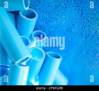 Granules de plastique et de tuyaux bleus en polymère matière première pour la production de tuyaux en pvc bleu. Résine plastique industrielle. Granulés de polymères chimiques. Thermoplastique. Banque D'Images