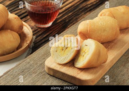 Pisang Molen, fritter alimentaire traditionnel indonésien fait de banana Wrap avec pâte feuilletée et frite profonde. Cuisine populaire de rue Banque D'Images