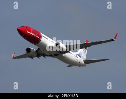 Un Boeing 737-800 de Norvégien quitte l'aéroport de Londres Gatwick Banque D'Images