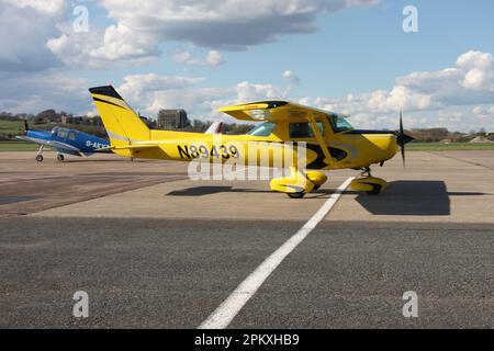 Un Cessna 152 sur la bretelle de l'aéroport de Brighton City Shoreham West Sussex Royaume-Uni Banque D'Images