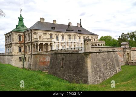 Histoire de l'Ukraine. Tourisme. Vue aérienne les touristes voient le vieux château de Pidhirtsi, près de Lviv, Ukraine. Mai 2021 Banque D'Images