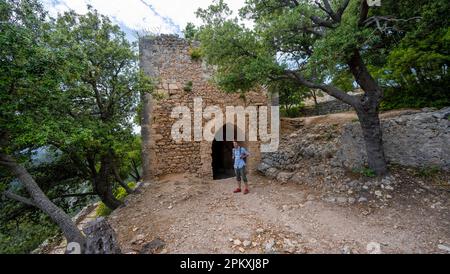 Randonneurs en face de la tour des ruines du château Castell Alaro, Serra de Tramuntana, Puig dAlaro, Majorque, Espagne Banque D'Images