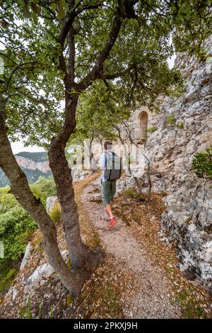 Randonneurs sur le sentier des ruines de Castell Alaro, Serra de Tramuntana, Puig dAlaro, Majorque, Espagne Banque D'Images