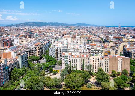 Vue sur les maisons de la ville, depuis la tour de la Sagrada Familia, Barcelone, Catalogne, Espagne Banque D'Images