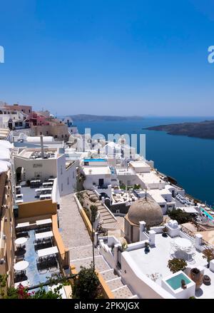 Vue sur la capitale de l'île Fira, aussi Thira, Santorin, Cyclades, île grecque, Grèce, situé sur le bord du cratère Banque D'Images