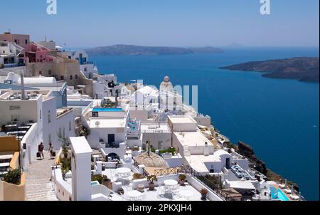 Vue sur la capitale de l'île Fira, aussi Thira, Santorin, Cyclades, île grecque, Grèce, situé sur le bord du cratère Banque D'Images