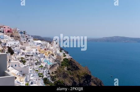 Vue sur la capitale de l'île Fira, aussi Thira, Santorin, Cyclades, île grecque, Grèce, situé sur le bord du cratère Banque D'Images