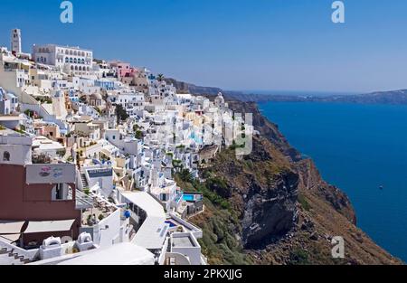 Vue sur la capitale de l'île Fira, aussi Thira, Santorin, Cyclades, île grecque, Grèce, situé sur le bord du cratère Banque D'Images