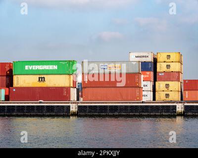 Conteneurs d'expédition empilés sur le quai du canal de la mer du Nord dans le port d'Amsterdam, pays-Bas Banque D'Images