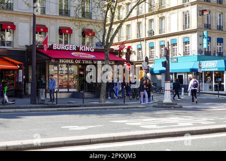 Personnes en face de Burger King dans le 14th arrondissement, boulevard Montparnasse, Paris, France. Banque D'Images