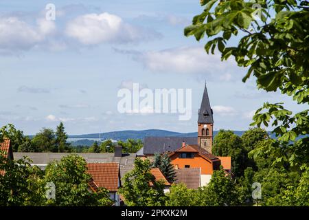 Vue sur l'église de Friedrichsbrunn dans les montagnes Harz Banque D'Images