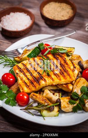 Fromage grillé sur les champignons et les légumes Banque D'Images