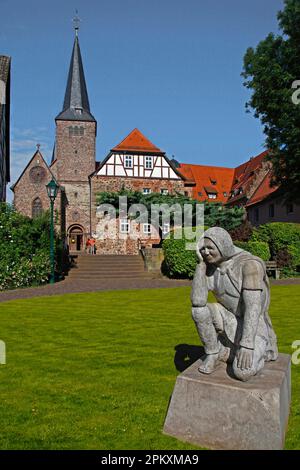 Monument hutten et façade ouest de l'ancien monastère bénédictin, école de musique d'église et centre de formation de musique d'église depuis 1947, main-Kinzig Banque D'Images