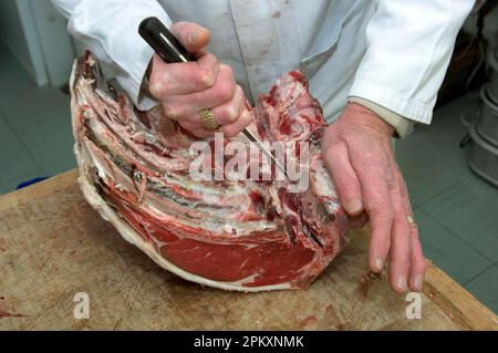 Boucherie de filet de bœuf désolant, S. W. Doughty's Butchers, Doddington, Kent, Angleterre, Grande-Bretagne Banque D'Images