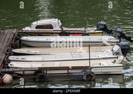 Photo de bateaux de différentes tailles sur le Danube ancré sur un quai, un petit port, dans l'après-midi à Belgrade, Serbie, au printemps Banque D'Images