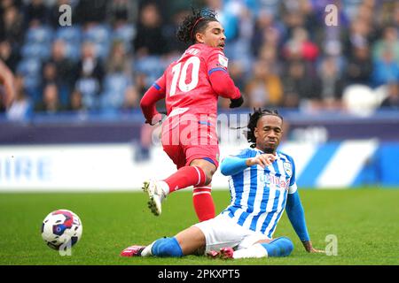 David Kasumu (à droite) de la ville de Huddersfield s'attaque à Tyrhys Dolan de Blackburn Rovers lors du championnat Sky Bet au stade John Smith, Huddersfield. Date de la photo: Lundi 10 avril 2023. Banque D'Images