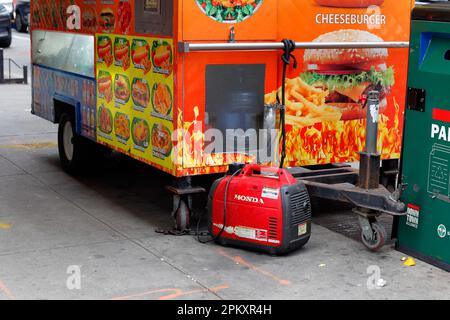 Un générateur de gaz portable Honda fixé à un chariot de fournisseur de produits alimentaires mobiles à Lower Manhattan. Banque D'Images