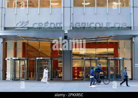 Crédit agricole Corporate & Investment Bank, 1301 Sixth Ave, New York. Extérieur d'une banque commerciale française, siège américain à Midtown Manhattan. Banque D'Images