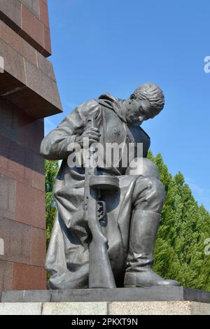 Soldat en deuil, Mémorial soviétique, Treptow, Berlin, Allemagne Banque D'Images