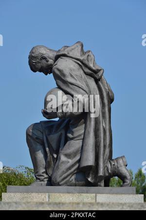 Soldat en deuil, Mémorial soviétique, Treptow, Berlin, Allemagne Banque D'Images