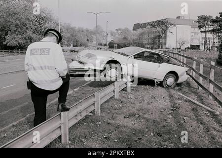 Une Renault Alpine s'est écrasée au milieu de 90s sur la barrière de collision à côté du périphérique de Salisbury, Wiltshire au Royaume-Uni. Vers 1995. Aucune blessure n'a été subie. Banque D'Images