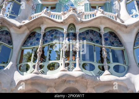 Fenêtres hautes en couleurs, façade ornée de la Casa Batllo par Antoni Gaudi, Passeig de Gracia, Barcelone, Catalogne, Espagne Banque D'Images