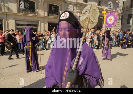 Madrid, Madrid, Espagne. 8th avril 2023. La procession de la Soledad, la dernière de la semaine sainte dans la capitale, a traversé le centre de Madrid. Il l'a fait vers son temple, l'église de Las Calatravas, d'où il a quitté 4 dans l'après-midi. C'est le moment le plus attendu par les fidèles en ce Saint samedi après-midi. La rencontre entre la Vierge de la Soledad et le Christ couché. Il s'est produit sur la Plaza de la Villa.at 4:30 sur le point, le Christ couché accompagné des tambours de la Fraternité de l'esclavage de Jésus le Nazaréen de Zaragoza le Banque D'Images