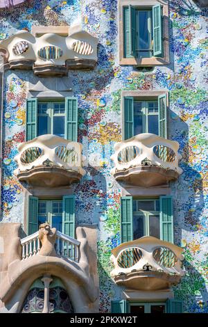 Fenêtres avec balcons incurvés, façade ornée de Casa Batllo par Antoni Gaudi, Passeig de Gracia, Barcelone, Catalogne, Espagne Banque D'Images