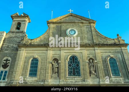 Malte, Floriana - les statues de Saint Paul et Saint Publius sur la façade de l'église dédiée à la Sainte Croix. Banque D'Images