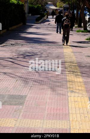 Pavage tactile controversé utilisé dans toute la ville d'Athènes pour les malvoyants Banque D'Images