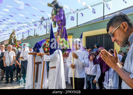 Membres de la paroisse priant devant les autels du quartier pendant la procession silencieuse du Vendredi Saint, ville de Oaxaca, Mexique Banque D'Images