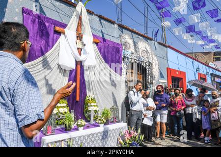 Membres de la paroisse priant devant les autels du quartier pendant la procession silencieuse du Vendredi Saint, ville de Oaxaca, Mexique Banque D'Images