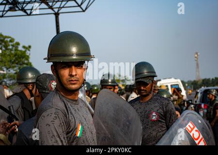 9 avril 2023, Khemashuli, Bengale-Occidental, Inde: Une manifestation verbale et psychologique de haute tension a été observée à la fois dans la communauté Kurmi et dans le FPR de Khemashuli. Il y a une montée de la région de RPF et aussi dans la région de communauté de Kurmi sont en train d'être gathéothered sur le site de protestation. Toutefois, le temps de protestation est réduit de 24 heures à 12 heures. Mais selon eux, la ''protestation va se poursuit''. La communauté des Kurmi a organisé des manifestations en bloquant les voies ferrées et les routes à la demande de l'inclusion de la communauté des Kurmi dans la liste de la tribu prévue (ST). (Credit image: © Swattik Jana/Pacific Banque D'Images