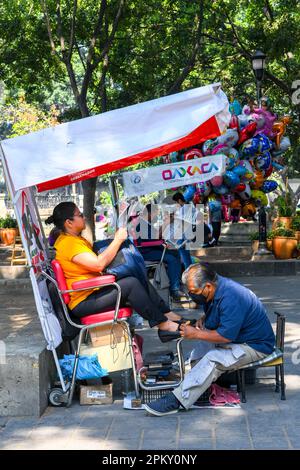 Shoe Shiner, Oaxaca Zocalo, Oaxaca City , Mexique Banque D'Images