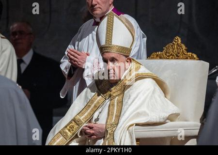 Vatican, Vatican. 08th avril 2023. Le pape François lors de l'ouverture de la messe de la Vigile de Pâques. Le pape François assiste à la cérémonie solennelle de la Vigile de Pâques à St. Basilique Saint-Pierre dans la Cité du Vatican. Les chrétiens du monde entier célèbrent la semaine Sainte, commémorant la crucifixion de Jésus-Christ, menant à sa résurrection à Pâques. (Photo de Stefano Costantino/SOPA Images/Sipa USA) Credit: SIPA USA/Alay Live News Banque D'Images