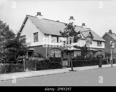 Juillet 1907 photo de l'une des maisons inlurées d'art et d'artisanat construites par George Cadbury dans son nouveau village modèle de Bournville, dans le sud-ouest de Birmingham. Le village a été principalement construit à la fin du 19th siècle et au début du 20th siècle avec des chalets et des maisons conçus pour "soulager les maux des conditions de vie modernes et plus exiguës". Copie d'archive numérisée d'un négatif en verre quart de plaque d'origine. Banque D'Images