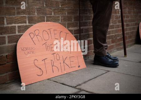 A Protégez le droit de grève banner une ligne de piquetage officielle à l'extérieur de York Job Center à York, dans le North Yorkshire, alors que les travailleurs sont en grève sur les plus grands Banque D'Images