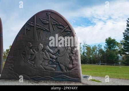 Gaspe, Québec, Canada - 18 septembre 2009 : sculpture en fonte symbolisant les scènes de la rencontre historique entre Jacques Cartier et IR Banque D'Images