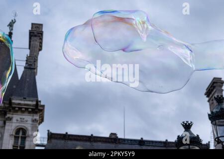 Spectaculaire SOAP Bubble Show : bulles géantes au milieu de beaux bâtiments anciens à Paris Banque D'Images