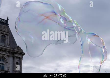 Spectaculaire SOAP Bubble Show : bulles géantes au milieu de beaux bâtiments anciens à Paris Banque D'Images