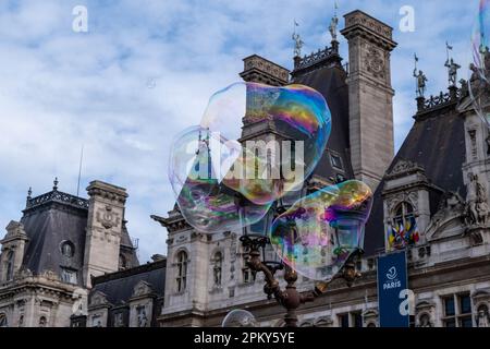 Spectaculaire SOAP Bubble Show : bulles géantes au milieu de beaux bâtiments anciens à Paris Banque D'Images