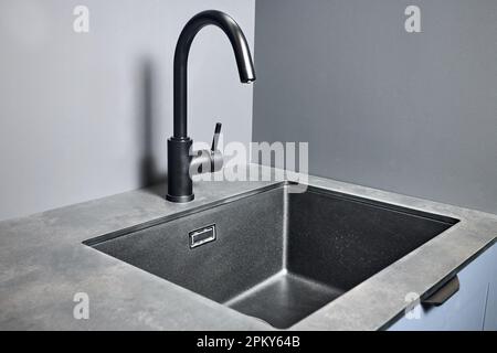 Robinet de cuisine à filtre à eau à poignée unique pour osmose inverse ou système de filtration d'eau intégré au comptoir HPL laminé haute pression compact Banque D'Images