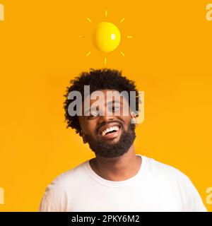 Portrait d'un homme afro-américain joyeux du millénaire avec une barbe au soleil abstrait au-dessus de sa tête Banque D'Images