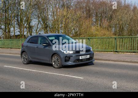 2021 GRIS KIA Rio Gt-Line S Mhev T-GDI 118 MHEV 48V Start/Stop Hatchback Hybrid Electric 998 cc ; traversée du pont autoroutier dans le Grand Manchester, Royaume-Uni Banque D'Images