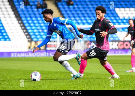 Nathanael Ogbeta (15 Peterborough United) défié par Sam Nombe (10 Exeter City) lors du match de la Sky Bet League 1 entre Cambridge United et Fleetwood Town au R Cotings Abbey Stadium, Cambridge, le vendredi 7th avril 2023. (Photo : Kevin Hodgson | ACTUALITÉS MI) crédit : ACTUALITÉS MI et sport /Actualités Alay Live Banque D'Images