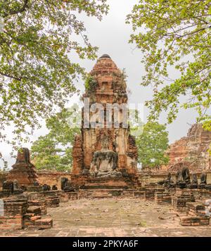 Une photographie verticale de Wat Ratchaburana, un temple bouddhiste situé à Ayutthaya, en Thaïlande Banque D'Images